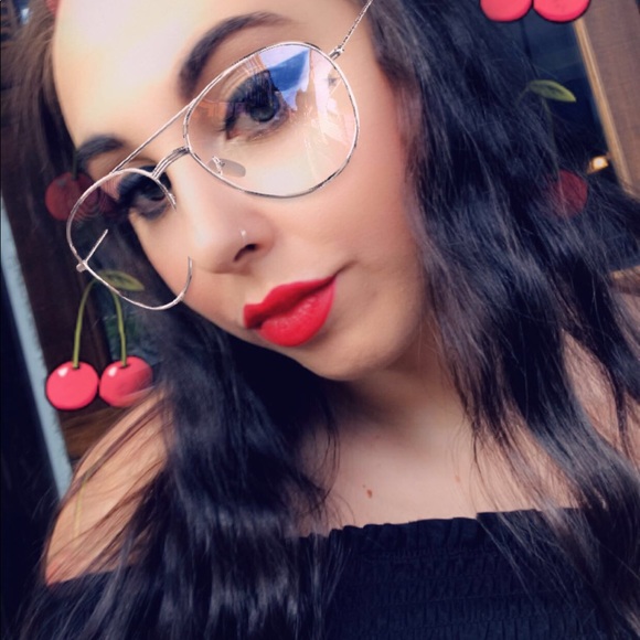 Meet your Posher, Juliana - Picture 1 of 1